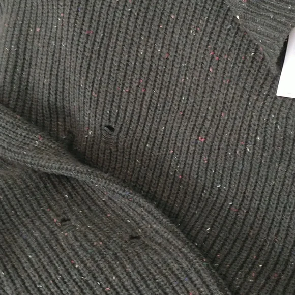 👀NWT! Distressed sweater, tagged as M but more like L/XL. Dark green.See pics. - Picture 6 of 13